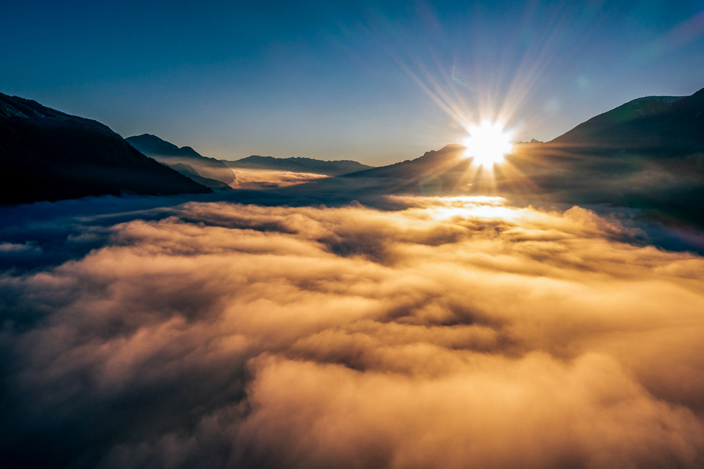 Drohnenaufnahme Inntal – Nebelmeer mit Sonnenstern