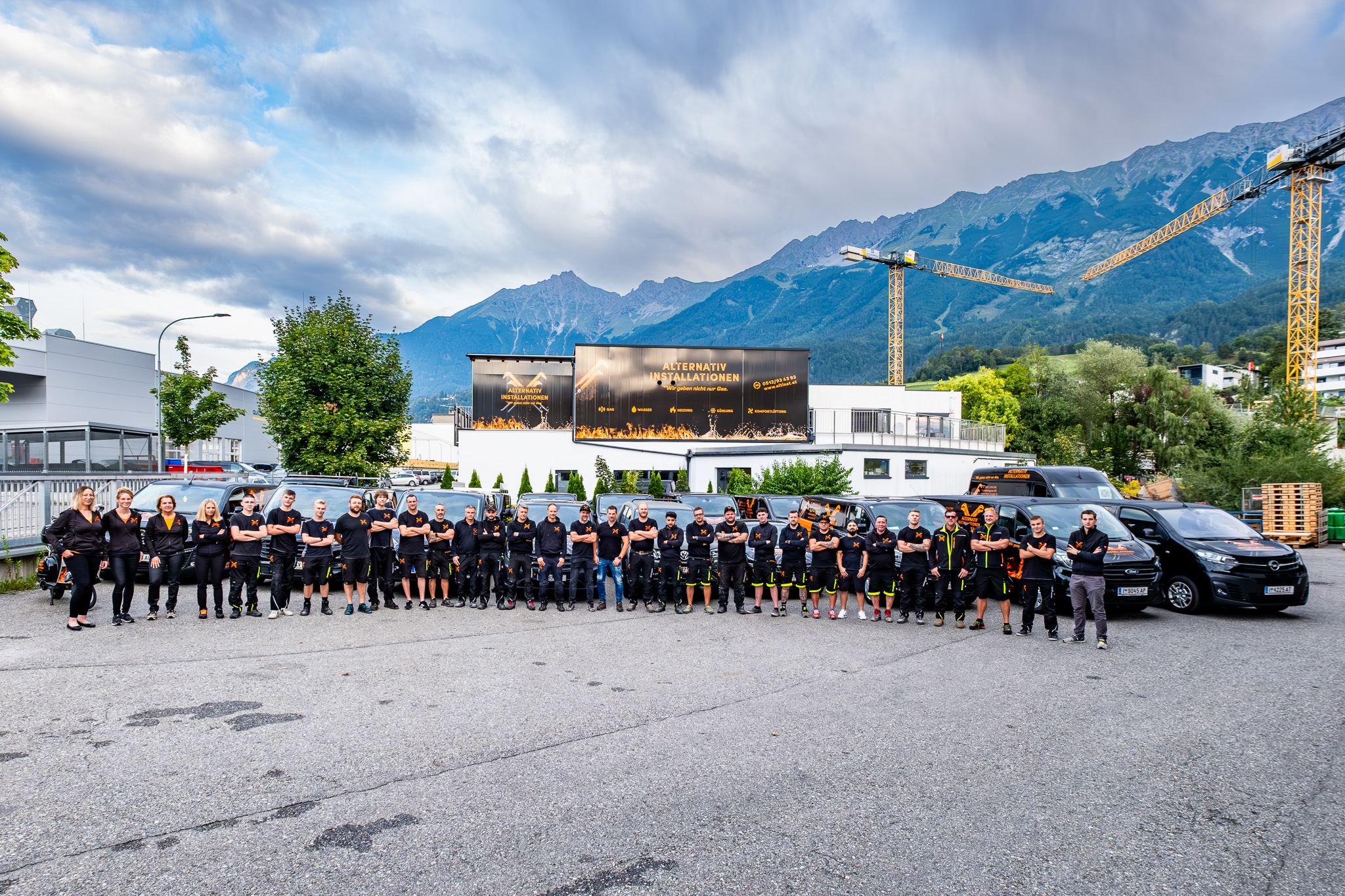 Team vor Gebäude