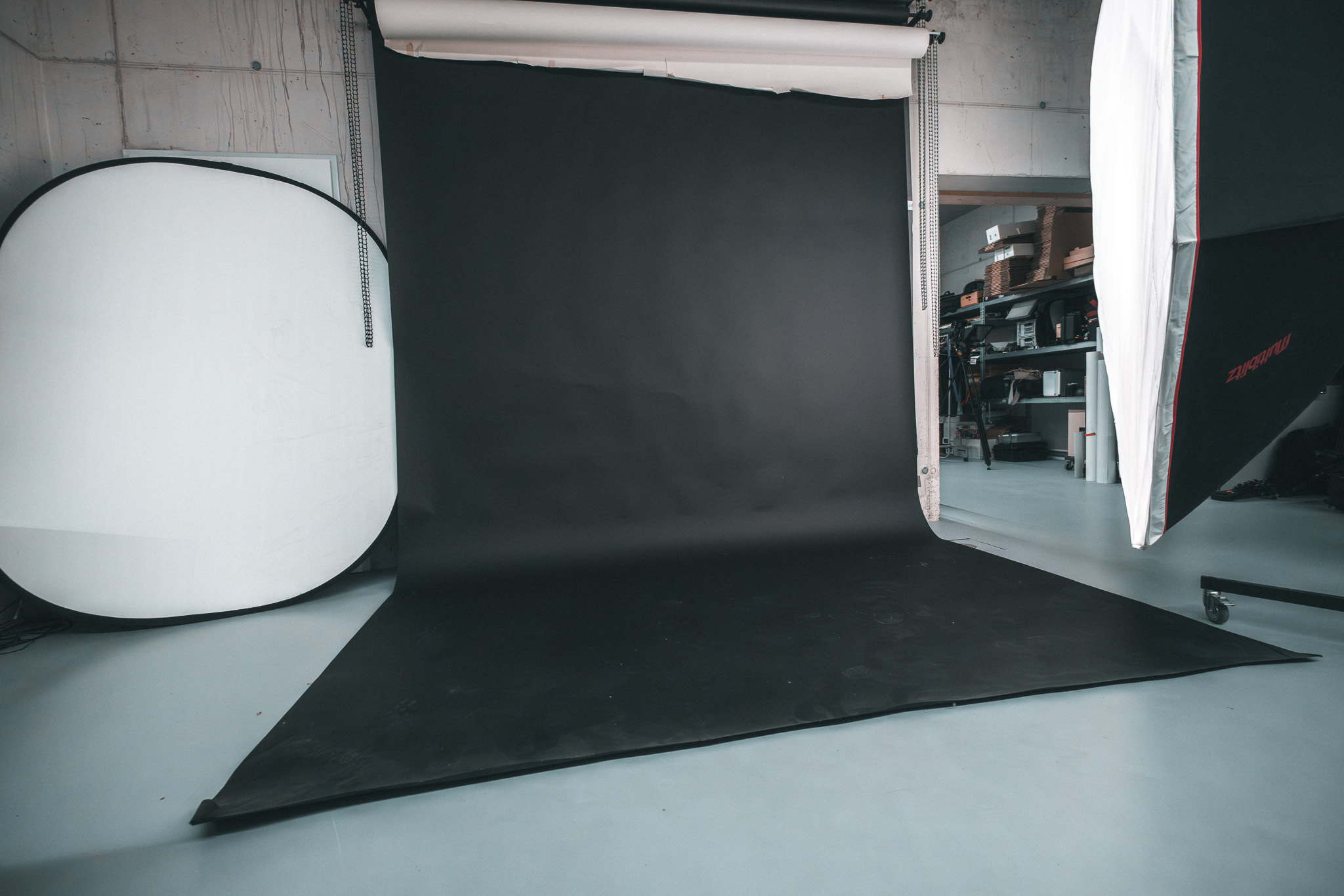 Ampand Studio schwarzer Hintergrund