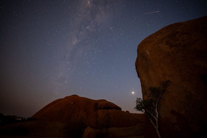 Sternenhimmel mit Milchstraße über den Granitfelsen der Spitzkoppe in Namibia