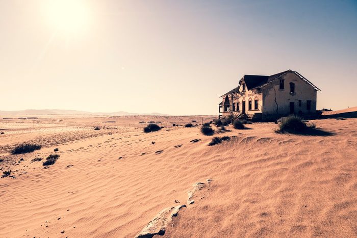 Verlassenes Haus der Geisterstadt Kolmanskop in der Wüste bei Lüderitz